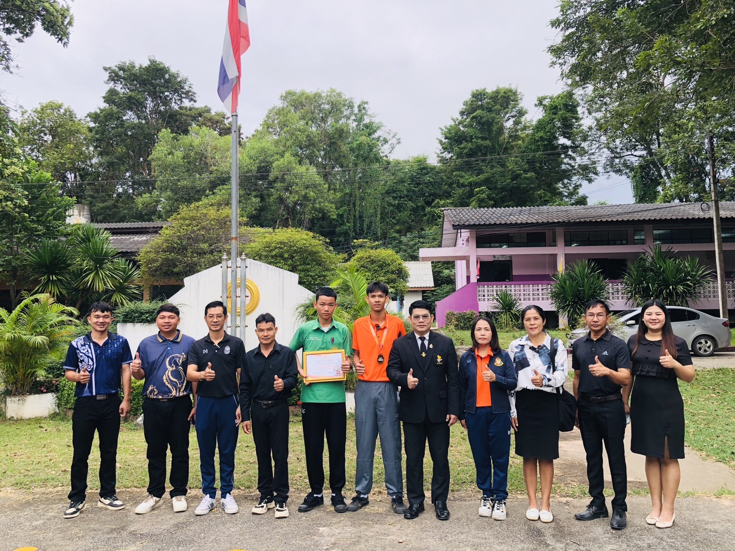 โรงเรียนทรายมูลพิทยาคม ร่วมแสดงความยินดี กับ นายวรโชติ แก้วเขียว นักเรียนชั้น ม.๖ ชนะเลิศ อันดับ๑ เขย่งก้าวกระโดด ๑๘ปี ชาย